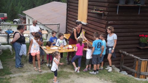 Immagine per il contenuto "Merenda in alpeggio Alpe Boron"